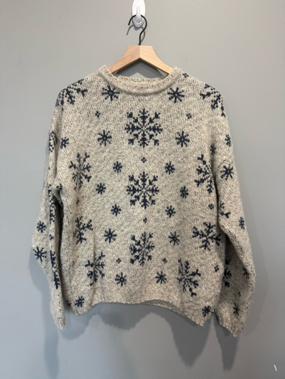 Women's Woolrich Wool Blend Pullover Sweater Cream w/ Blue Snowflakes Sz L